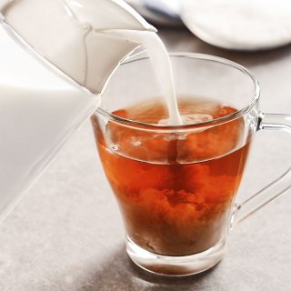 Grupa Orion Sp. z o.o. Mlecznik Dzbanek na Mleko Szklany 235 ml z Pokrywką na Sprężynce ORION