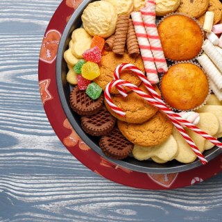 Grupa Orion Sp. z o.o. Podtalerz Świąteczny Okrągły Czerwony 33 cm VILDE z Motywem Pierników