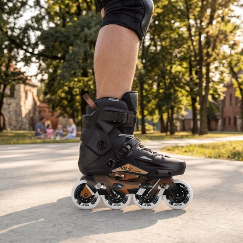NA1601 ŁYŻWOROLKI SLALOMOWE SLAYD CZARNE ROZM. 38 NILS EXTREME