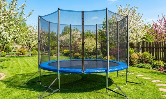Jak Wybrać Bezpieczną Trampolinę Ogrodową na Sezon 2026?