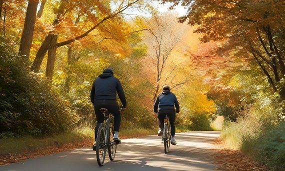 Jesienne wycieczki rowerowe – co zabrać, aby były komfortowe i bezpieczne? 🚴🍂